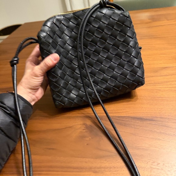 Bottega Veneta Black Woven Crossbody Bag - Picture 4 of 5